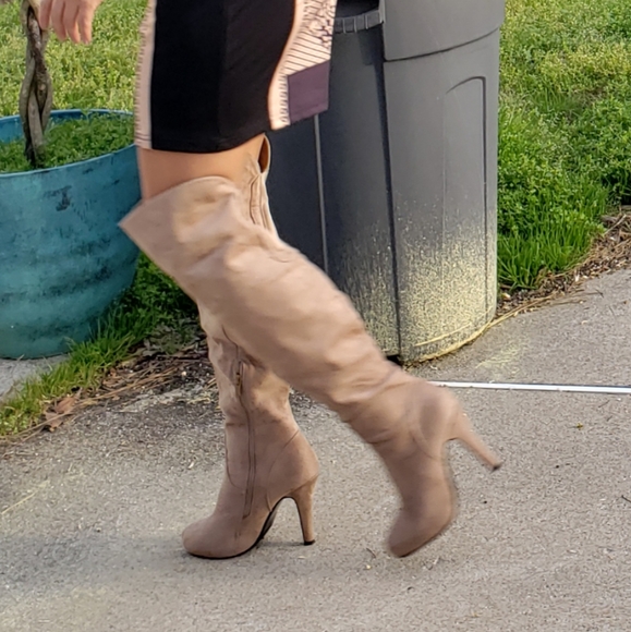 Boots over the knee - Picture 4 of 6